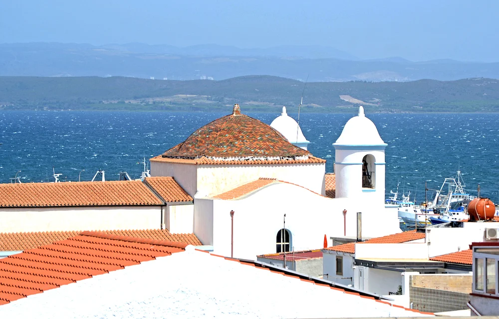 Il borgo di Calasetta, con case bianche e il mare sullo sfondo