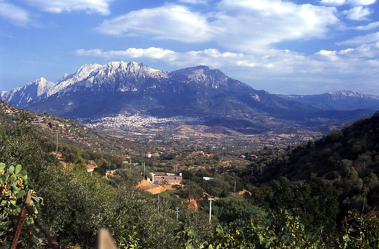 Il paese di Oliena ai piedi dei rilievi del Supramonte