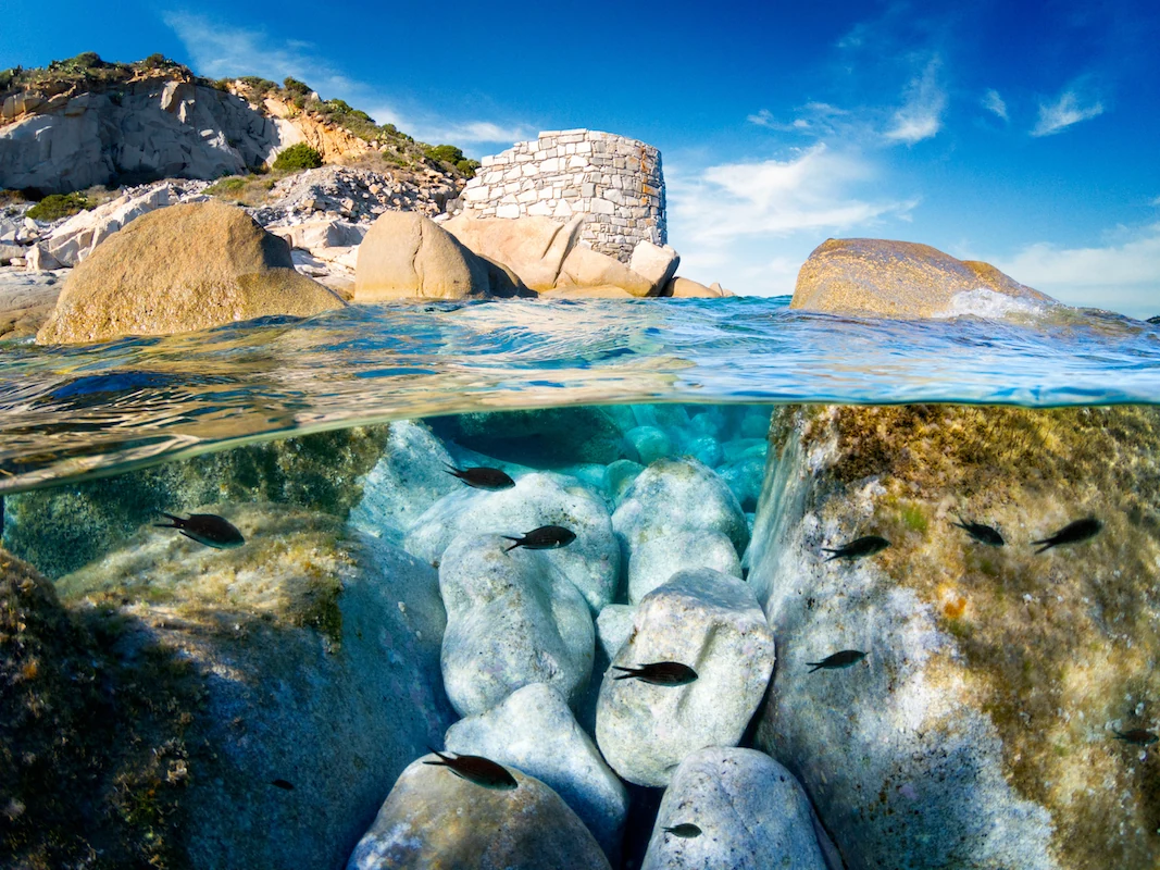 Il mare e le rocce di Cava Usai a Villasimius