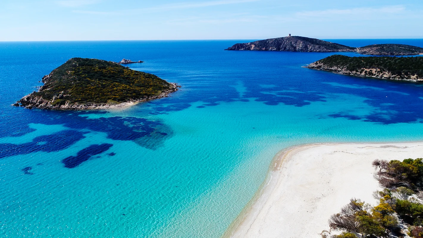 La baia di Tuerredda, con mare turchese e una spiaggia di sabbia chiara
