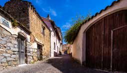 Un vicolo del borgo di Atzara, tra edifici in pietra e granito