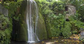 Una cascata circondata dal verde nel territorio di Sadali